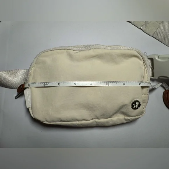 NWOT lululemon Everywhere Belt Bag White Opal 1L Unisex - Picture 3 of 8